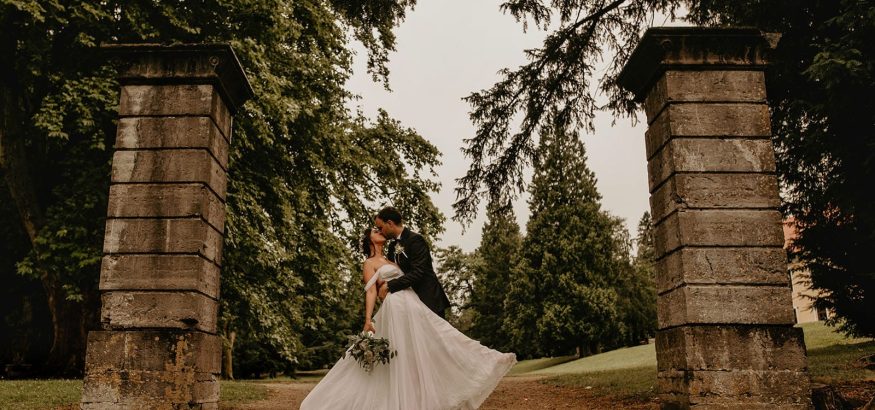 bride-and-groom-kissing-on-stairs-in-beautiful-par-min